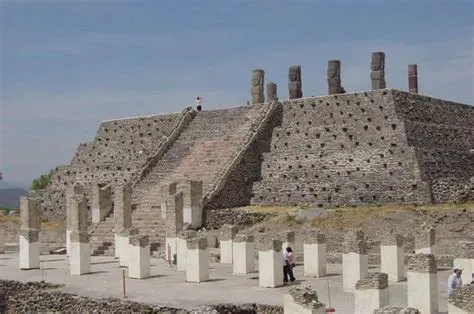 La Rivolta dei Toltechi, Esplosione di Disordini e Rinascita Civile nell'Antico Messico